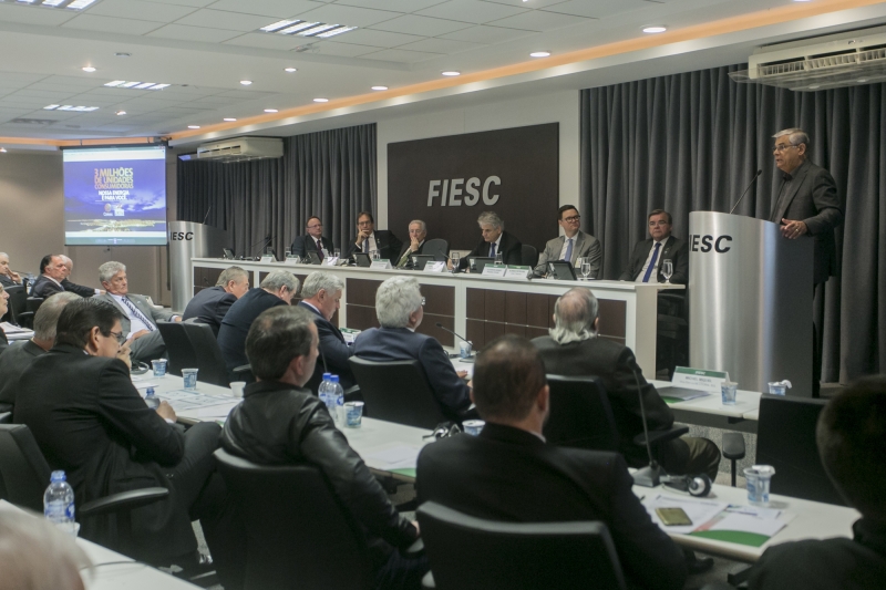 Governador Eduardo Pinho Moreira durante reunião de diretoria da FIESC (foto: Fernando Willadino)