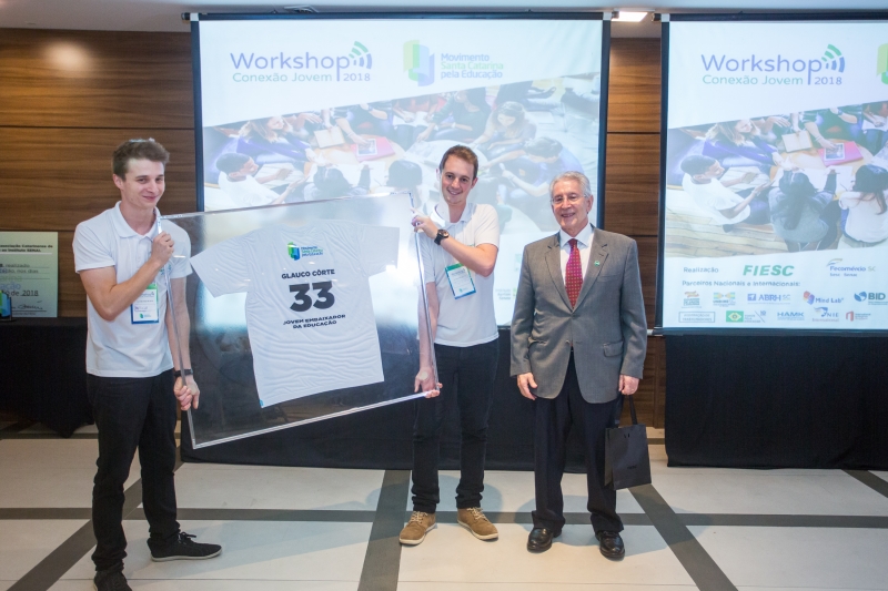 Côrte recebeu dos jovens embaixadores a camiseta de número 33, representando sua inserção do grupo. Foto: Marcos Campos