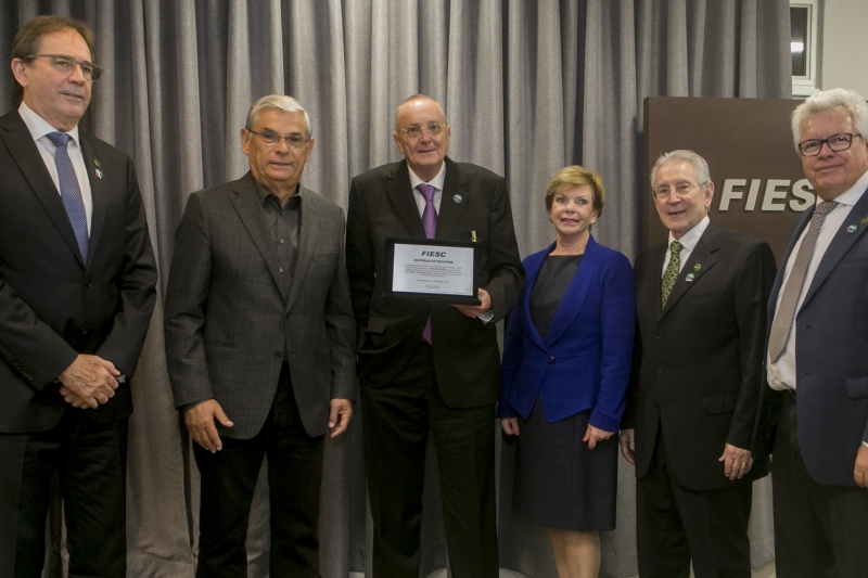 Lideranças da FIESC e governador do Estado participaram da homenagem ao industrial de Rio do Sul. Foto: Fernando Willadino