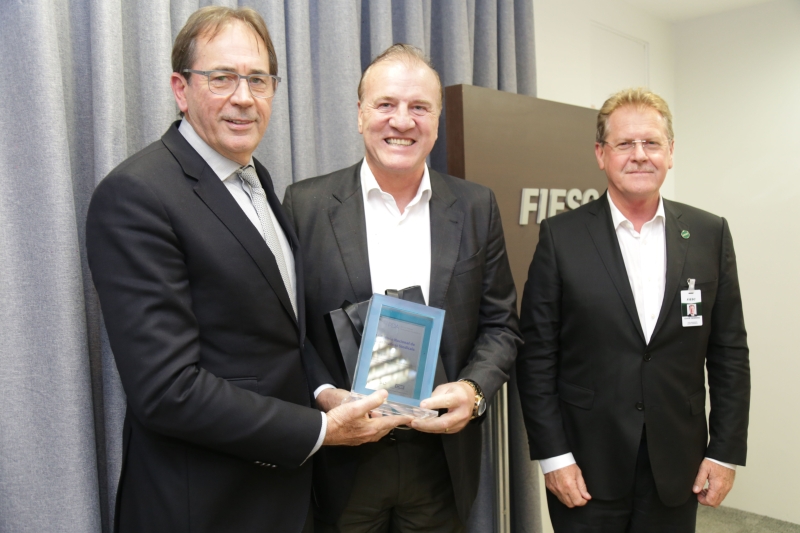 1º vice-presidente da FIESC, Mario Cezar de Aguiar, e o vice-presidente regional, Evair Oenning, entregam o reconhecimento a Vilson Buss, que vai presidir o Sinduscon de Joinville em sucessão a Aguiar (foto: Marcus Quint)   