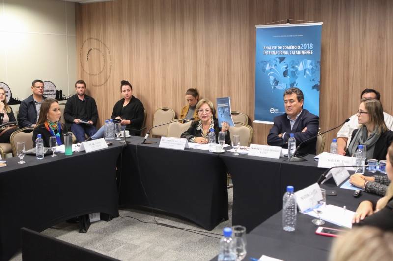 Presidente da Câmara de Comércio Exterior da FIESC, Maria Teresa Bustamante, apresenta a publicação (foto: Filipe Scotti) 