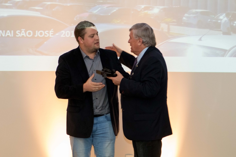 Tito Schmitt (d) presta homenagem a Augusto Olsen. Foto: Morgana Machado.