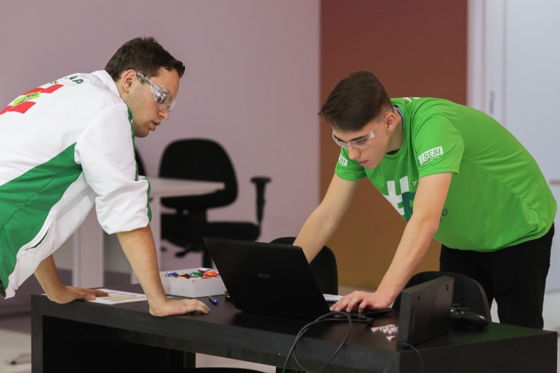 Dupla composta pelos estudantes do SENAI em Jaraguá do Sul - Róger (e) e Rafael (d) conquistou medalha de prata. Foto: Sérgio Lima/CNI 