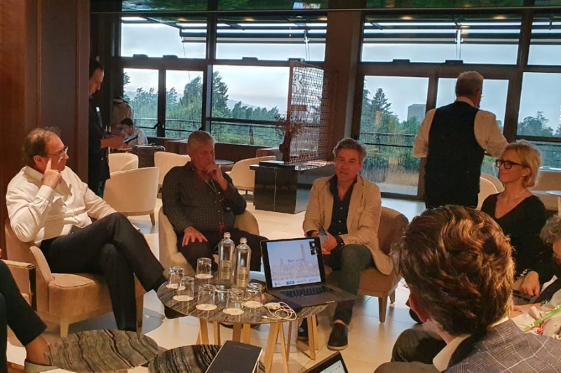 Reunião com especialistas em design industrial