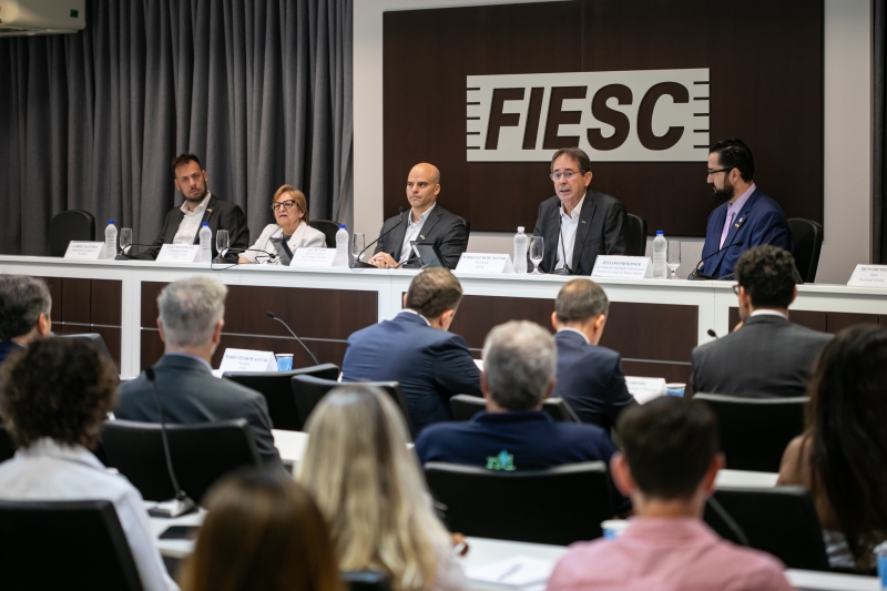 Presidente da FIESC destaca 200 anos de relações comerciais entre Estados Unidos e Brasil em evento na sede, em Florianópolis. (foto: Filipe Scotti)
