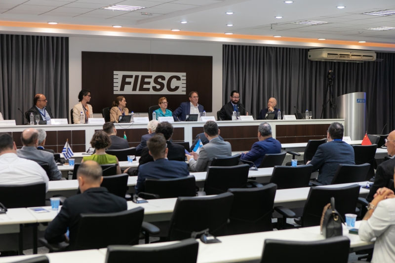 Conforme Aguiar (c), Santa Catarina, que tem a segunda indústria mais competitiva no Brasil (foto: Filipe Scotti)