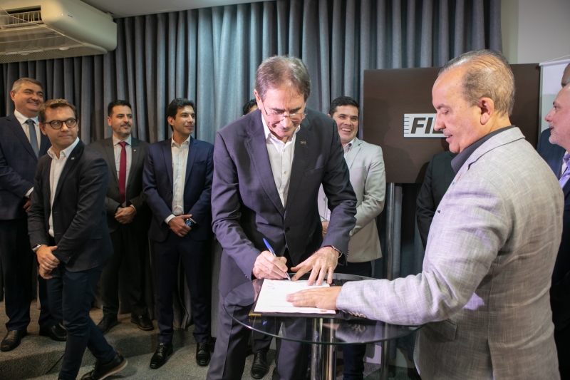 Presidente da FIESC assina autorização do PELT como testemunha em evento na FIESC. (foto: Filipe Scotti)