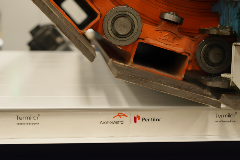 Fabricação de painéis termoisolantes. Foto: Divulgação