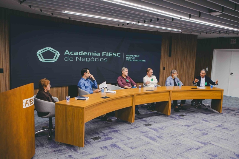 Organizadores destacam que o livro analisa fatores como infraestrutura, ecossistemas de inovação e estratégias industriais. Foto: Filipe Scotti