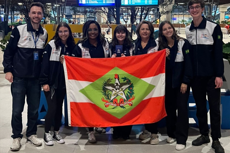 Equipe da Escola SESI em SC participa de campeonato de robótica em Portugal