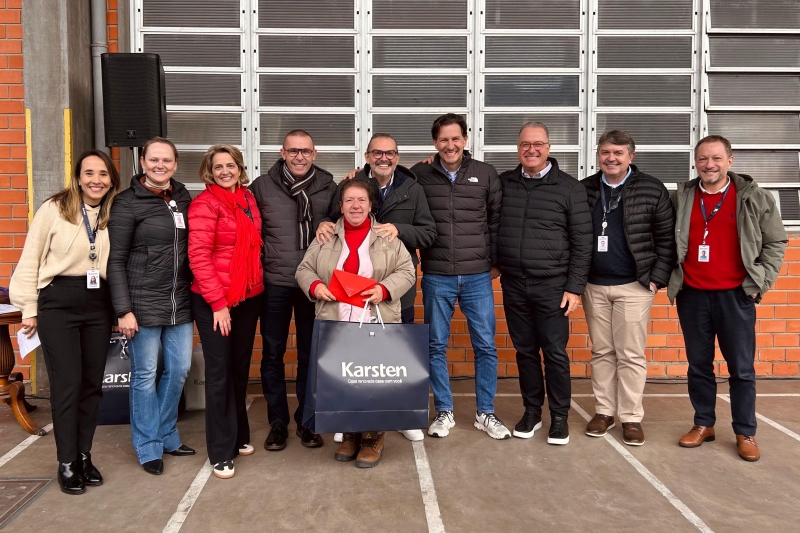 Salete Jose Rosa (centro) recebe da diretoria da Karsten reconhecimento pelo melhor desempenho no programa. Foto: Divulgação/Karsten.