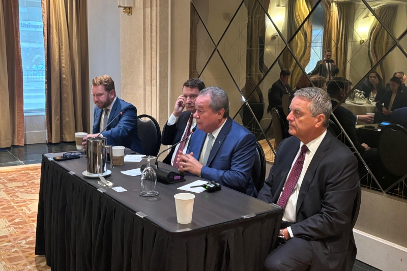 Presidente da CNI, Ricardo Alban, e Roberto Azevêdo participam de reunião antes da audiência no USTR. (Foto: Divulgação/CNI)