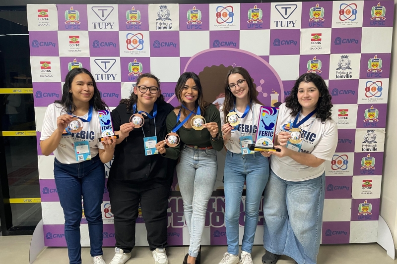 Grupo mostra troféu e medalhas recebidas na FEBIC (Divulgação)