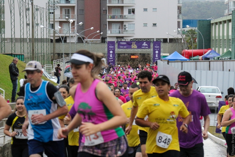 380 trabalhadores participaram da Corrida do Bem, em Rio do Sul (Foto: Thiago Braga)