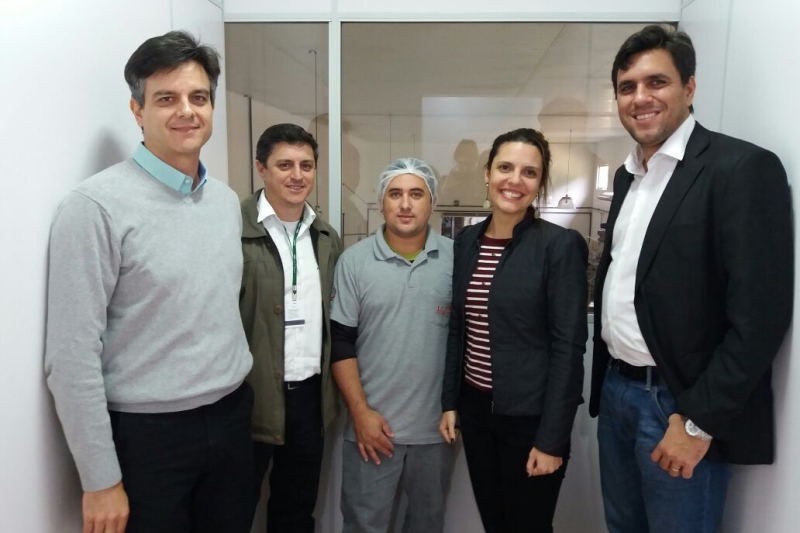 Paulo (Harbor), Vinotti (SENAI), Cristiano (coordenador da produção da Lunã), Gabriela (MDIC) e Fábio Pires (DN)
